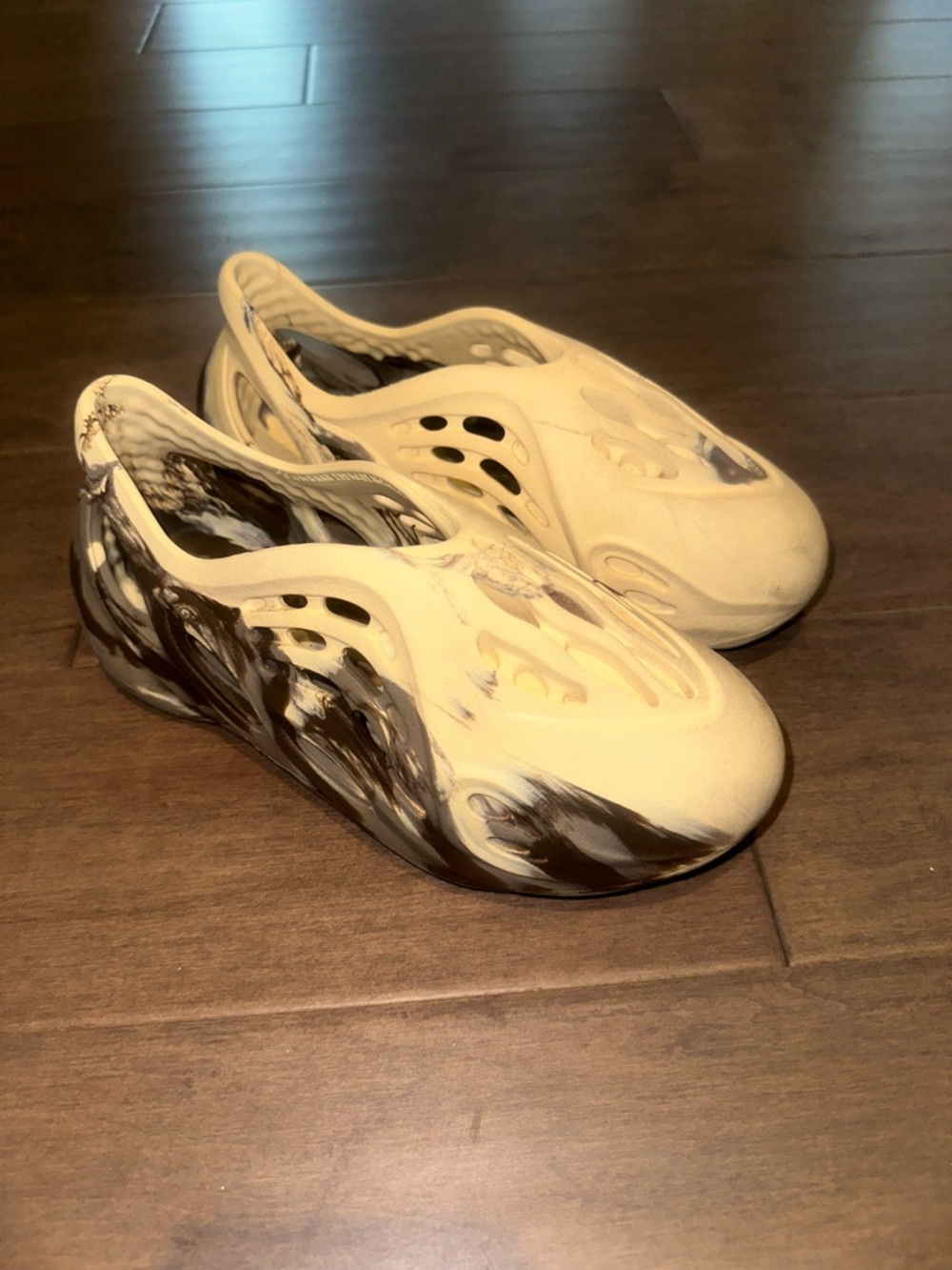 Adidas YEEZY Kids “Cream Clay” Foamrunner (size 3Y)